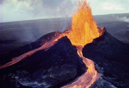 Hawaii: continua a salire il lago di lava nel Kilauea 